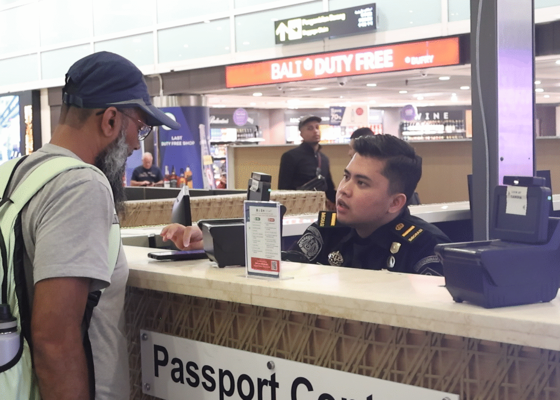 Petugas Imigrasi Ngurah Rai saat melayani penumpang maskapai internasional. -IST/Balitopik.com