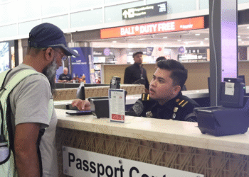 Petugas Imigrasi Ngurah Rai saat melayani penumpang maskapai internasional. -IST/Balitopik.com