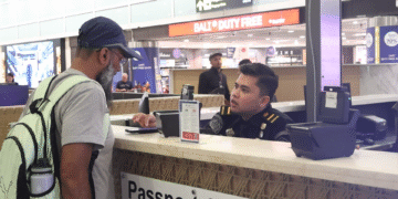 Petugas Imigrasi Ngurah Rai saat melayani penumpang maskapai internasional. -IST/Balitopik.com