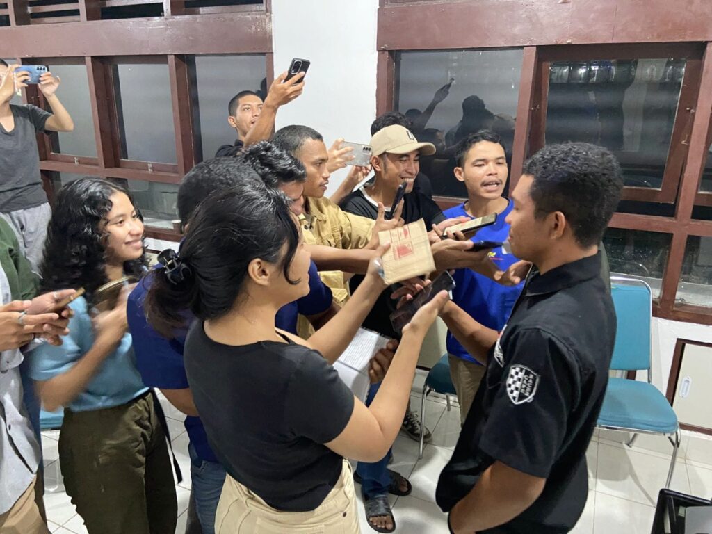 Workshop: Peserta pelatihan jurnalistik saat melakukan wawancara terhadap narasumber. -Balitopik.com