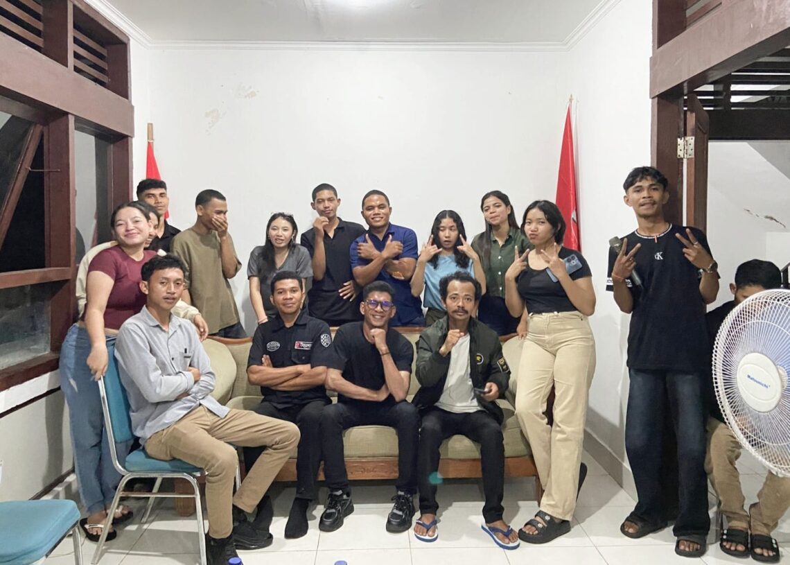 Foto: Rovin Bou (tengah duduk), Ketum ASMMABA Hilarius Susanto (kiri), Remigius Yolani (kanan) didampingi peserta pelatihan jurnalistik. -Balitopik.com