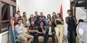 Foto: Rovin Bou (tengah duduk), Ketum ASMMABA Hilarius Susanto (kiri), Remigius Yolani (kanan) didampingi peserta pelatihan jurnalistik. -Balitopik.com