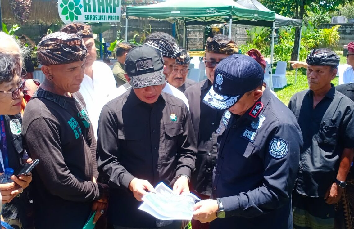 Warga saat menyerahkan hasil penelitian Rumah Sakit Pertanian UNUD kepada Menteri Lingkungan HidupHanif Faisol Nurofiq. -IST/Balitopik.com