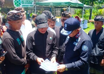 Warga saat menyerahkan hasil penelitian Rumah Sakit Pertanian UNUD kepada Menteri Lingkungan HidupHanif Faisol Nurofiq. -IST/Balitopik.com