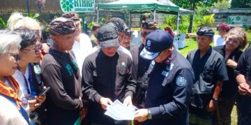 Warga saat menyerahkan hasil penelitian Rumah Sakit Pertanian UNUD kepada Menteri Lingkungan HidupHanif Faisol Nurofiq. -IST/Balitopik.com