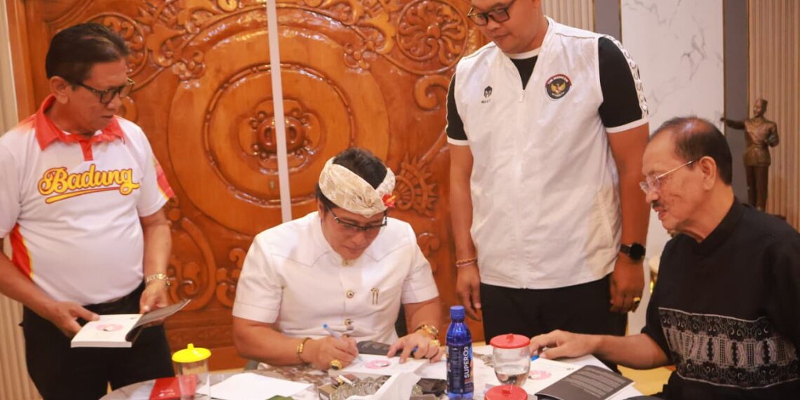 Wagub Giri Prasta saat menerima jajaran KONI Bali. -IST/Balitopik.com
