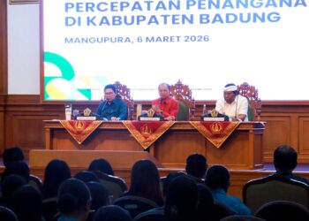 Gubernur Bali Wayan Koster saat memimpin rapat koordinasi. -Balitopik.com