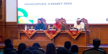 Gubernur Bali Wayan Koster saat memimpin rapat koordinasi. -Balitopik.com