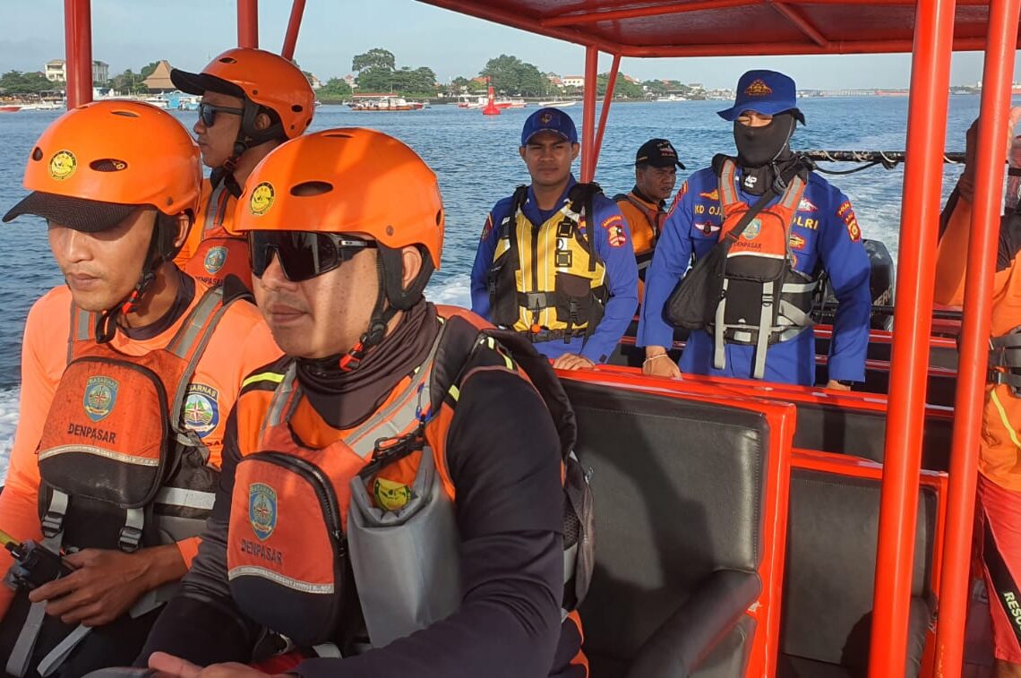 Tim SAR gabungan saat melakukan pencarian di hari kedua. -Balitopik.com