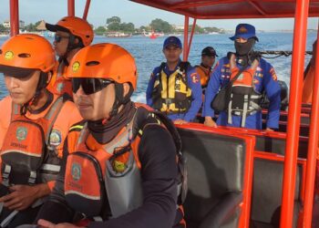 Tim SAR gabungan saat melakukan pencarian di hari kedua. -Balitopik.com