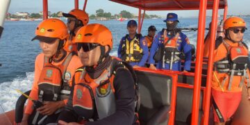 Tim SAR gabungan saat melakukan pencarian di hari kedua. -Balitopik.com