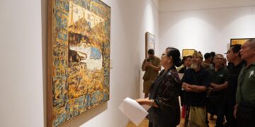 Ibu Putri Koster dalam acara pameran seni rupa bertajuk Tutur Ayu. -Balitopik.com