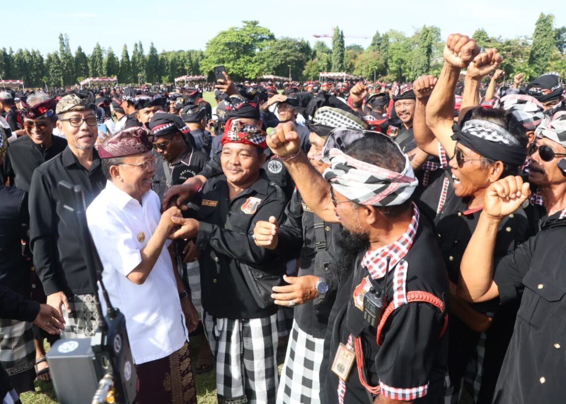 Gubernur Bali Wayan Koster menyapa para pecalang usai Gelar Agung Pacalang Bali Tahun 2026 di Lapangan Niti Mandala Renon, Denpasar. -Balitopik.com