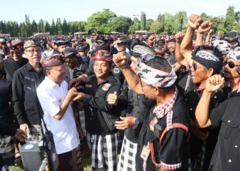 Gubernur Bali Wayan Koster menyapa para pecalang usai Gelar Agung Pacalang Bali Tahun 2026 di Lapangan Niti Mandala Renon, Denpasar. -Balitopik.com