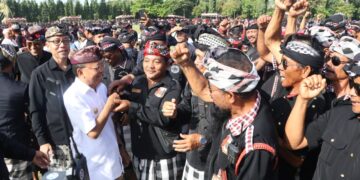Gubernur Bali Wayan Koster menyapa para pecalang usai Gelar Agung Pacalang Bali Tahun 2026 di Lapangan Niti Mandala Renon, Denpasar. -Balitopik.com