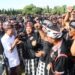 Gubernur Bali Wayan Koster menyapa para pecalang usai Gelar Agung Pacalang Bali Tahun 2026 di Lapangan Niti Mandala Renon, Denpasar. -Balitopik.com