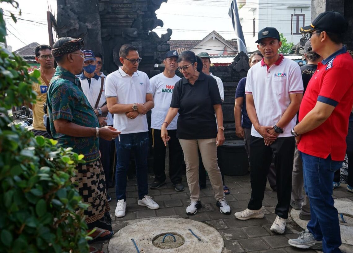 Plt. Kepala Dinas Lingkungan Hidup dan Kebersihan (DLHK) Kabupaten Badung Dr. Ir. Made Rai Warastuthi, ST, M.Si saat meninjau sejumlah fasilitas pengolahan sampah berbasis sumber. -IST/Balitopik.com