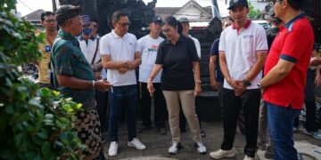 Plt. Kepala Dinas Lingkungan Hidup dan Kebersihan (DLHK) Kabupaten Badung Dr. Ir. Made Rai Warastuthi, ST, M.Si saat meninjau sejumlah fasilitas pengolahan sampah berbasis sumber. -IST/Balitopik.com