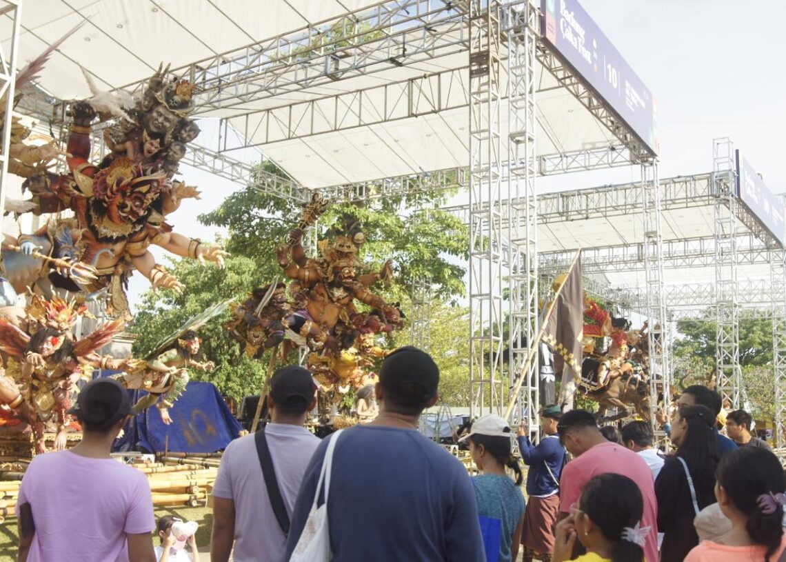 Warga saat menyaksikan penampilan sejumlah ogoh-ogoh dalam acara Badung Caka Fest 2026. -IST/Balitopik.com