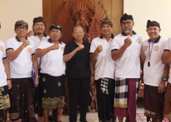 Gubernur Bali Wayan Koster saat menerima audiensi komunitas pengemudi taksi online yang tergabung dalam Taruna Nusa Dua Citraloka (TNDC). -Balitopik.com