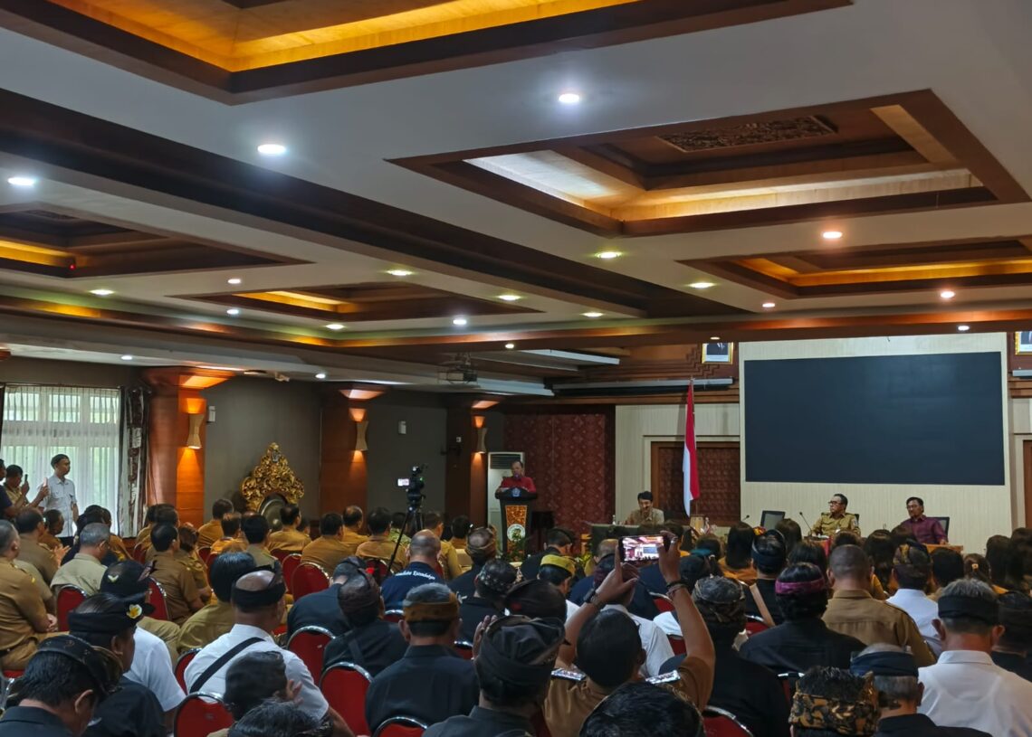 Gubernur Bali Wayan Koster saat memberikan arahan. -Balitopik.com