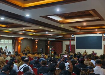 Gubernur Bali Wayan Koster saat memberikan arahan. -Balitopik.com