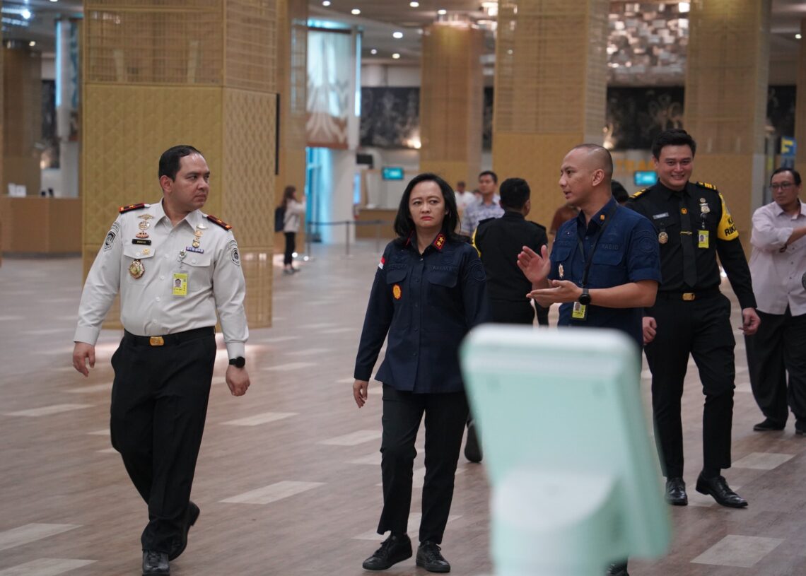 Kepala Kantor Wilayah Direktorat Jenderal Imigrasi Bali, Felucia Sengky Ratna didampingi Kakanim Imigrasi Ngurah Rai Bugie Kurniawan saat memantau situasi Bandara Internasional I Gusti Ngurah Rai. -IST/BALITOPIK.COM
