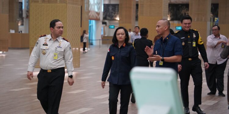 Kepala Kantor Wilayah Direktorat Jenderal Imigrasi Bali, Felucia Sengky Ratna didampingi Kakanim Imigrasi Ngurah Rai Bugie Kurniawan saat memantau situasi Bandara Internasional I Gusti Ngurah Rai. -IST/BALITOPIK.COM