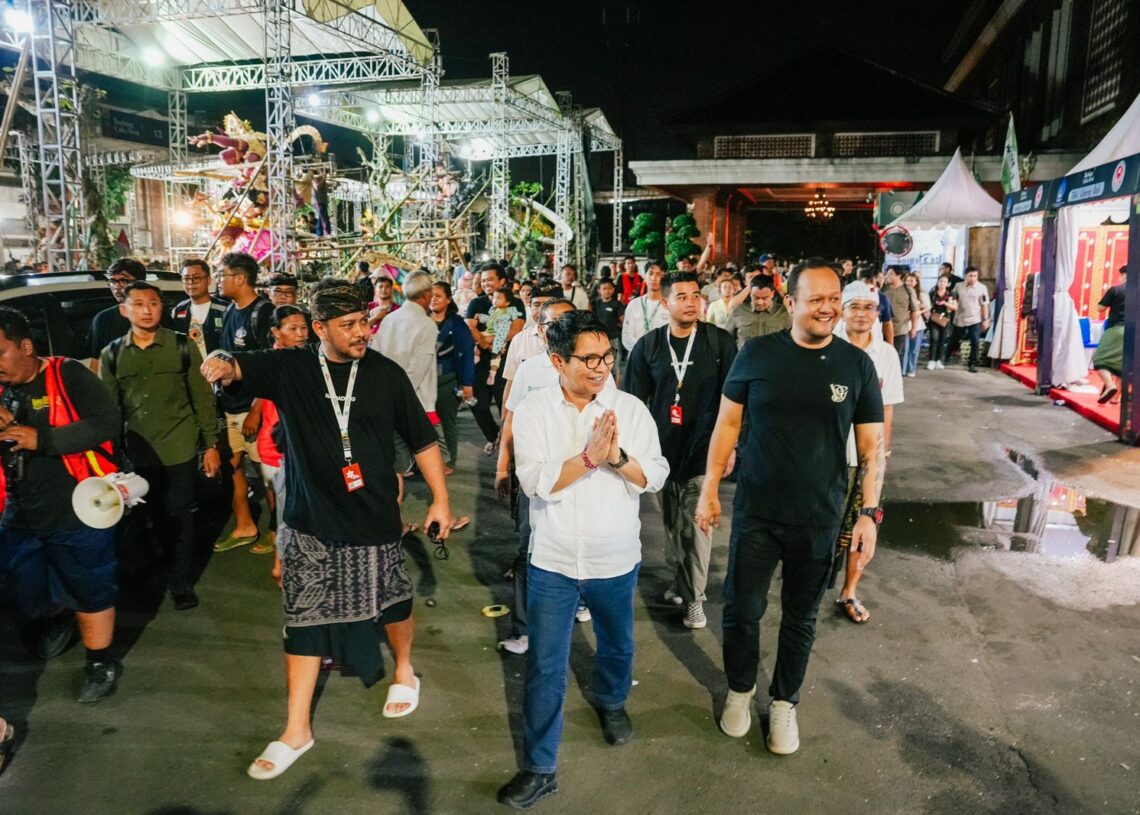Bupati Badung dan Wakil Bupati Badung I Wayan Adi Arnawa dan Bagus Alit Sucipta saat mengunjungi Festival budaya Badung Caka Fest tahun 2026. -IST/BALITOPIK.COM