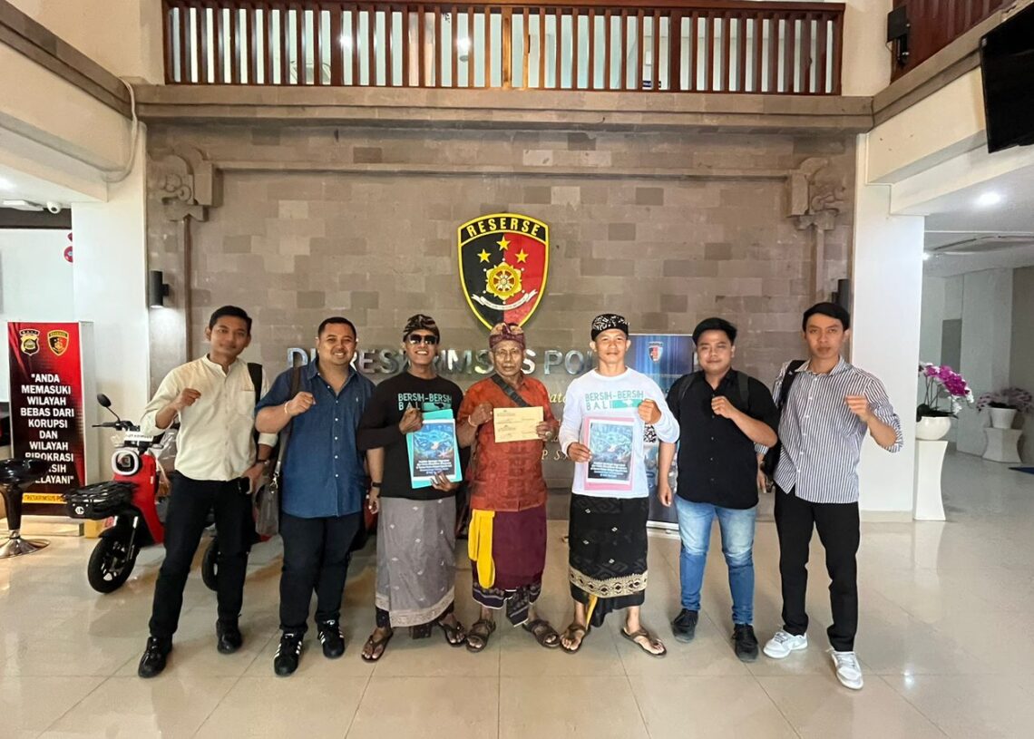 Para pelapor usai emberian keteragan di Direktorat Kriminal Khusus Polda Bali. -BALITOPIK.COM