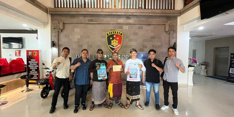 Para pelapor usai emberian keteragan di Direktorat Kriminal Khusus Polda Bali. -BALITOPIK.COM