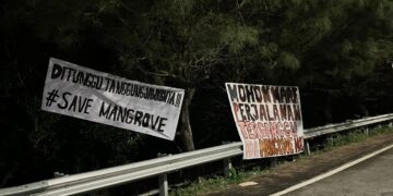 Spanduk berisi pesan sindiran terhadap matinya mangrove di benoa. -IST/BALITOPIK.COM