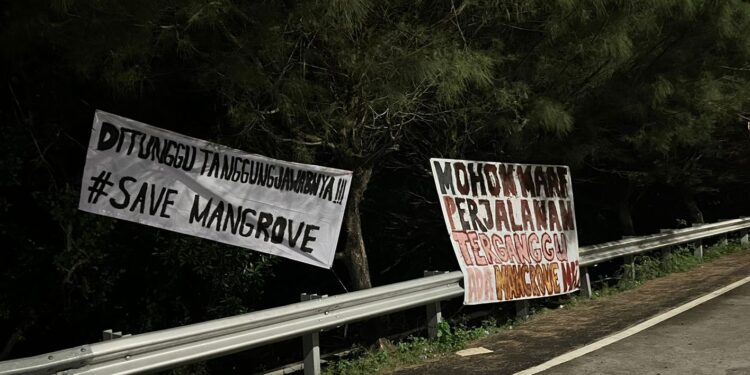 Spanduk berisi pesan sindiran terhadap matinya mangrove di benoa. -IST/BALITOPIK.COM