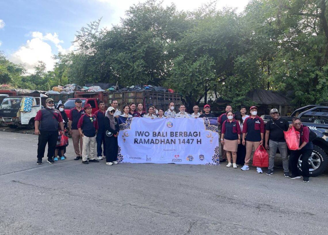 Foto bersama pihak-pihak yang terlibat usai membagikan takjil. -BALITOPIK.COM