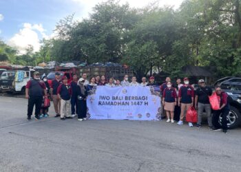 Foto bersama pihak-pihak yang terlibat usai membagikan takjil. -BALITOPIK.COM
