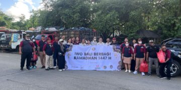 Foto bersama pihak-pihak yang terlibat usai membagikan takjil. -BALITOPIK.COM