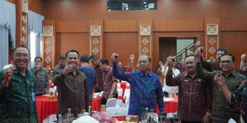 Gubernur Bali Wayan Koster (tengah) saat tatap muka dengan pelaku usaha dan koperasi Arak Bali. -Balitopik.com