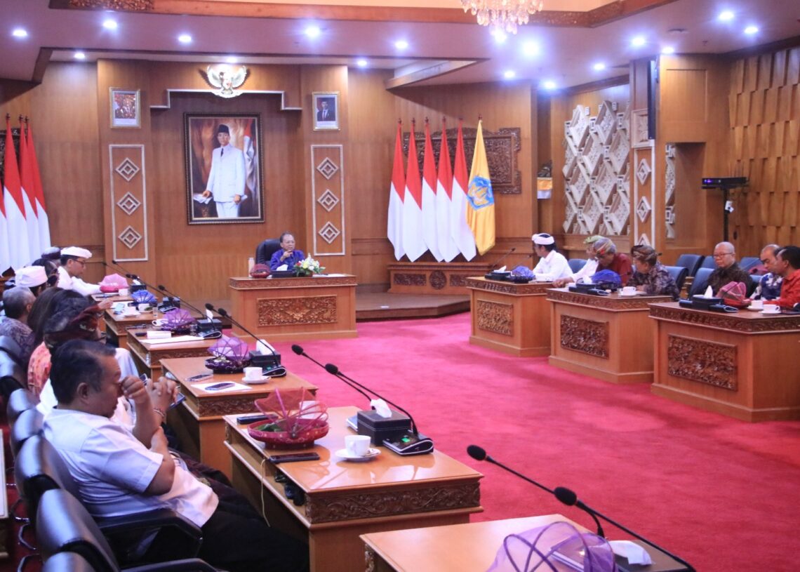 Gubernur Bali Wayan Koster saat memimpin rapat koordinasi antar tokoh umat. -BALITOPIK.COM