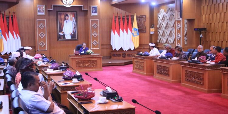 Gubernur Bali Wayan Koster saat memimpin rapat koordinasi antar tokoh umat. -BALITOPIK.COM