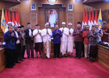 Gubernur Bali Wayan Koster dan para tokoh agama usai rapat koordinasi. -IST/BALITOPIK.COM