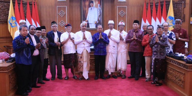 Gubernur Bali Wayan Koster dan para tokoh agama usai rapat koordinasi. -IST/BALITOPIK.COM