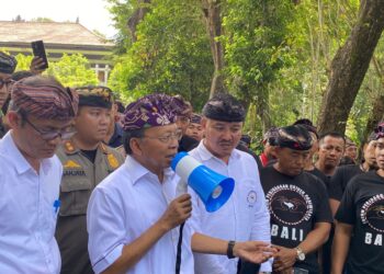 Gubernur Bali Wayan Koster saat menerima audiensi Forum Perjuangan Pariwisata Driver (FPPD) Bali di Kantor Gubernur Bali. -BALITOPIK.COM