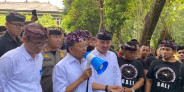 Gubernur Bali Wayan Koster saat menerima audiensi Forum Perjuangan Pariwisata Driver (FPPD) Bali di Kantor Gubernur Bali. -BALITOPIK.COM