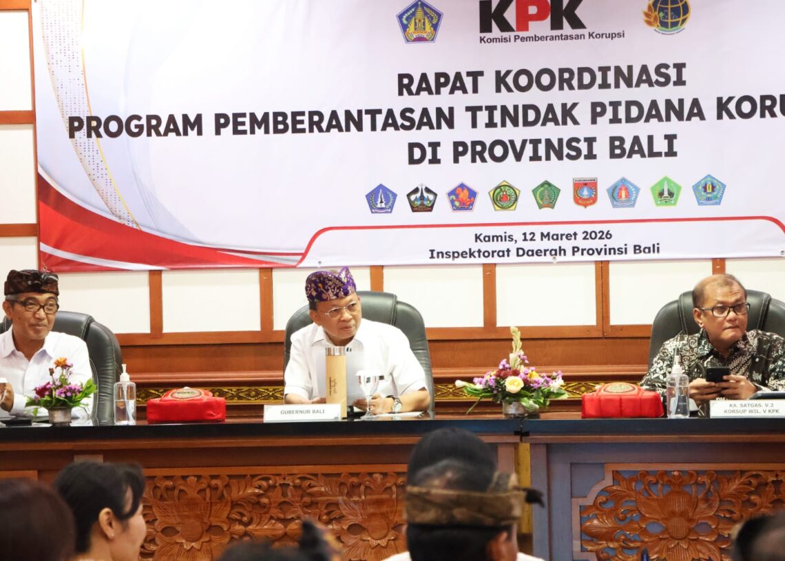 WAYAN Koster saat menghadiri Rapat Koordinasi Program Pemberantasan Tindak Pidana Korupsi di Inspektorat Provinsi Bali. -BALITOPIK.COM