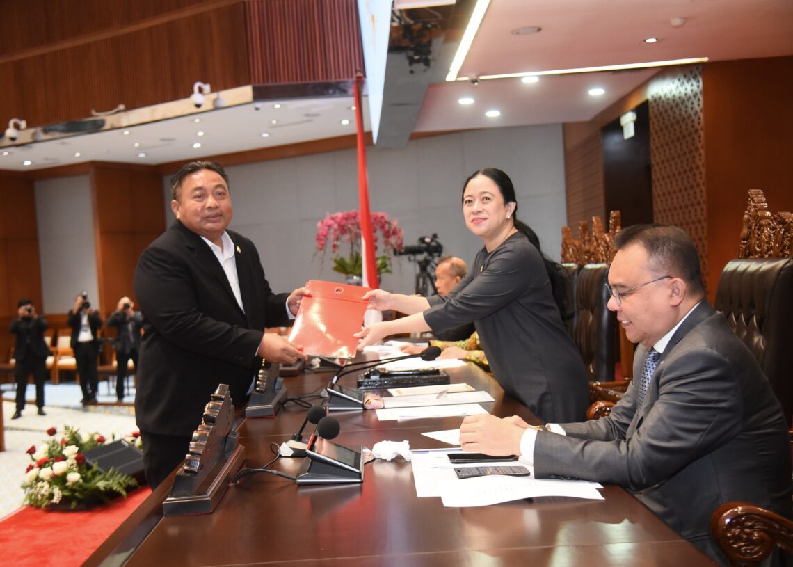 Anggota Fraksi PDIP, I Nyoman Patra saat menyerahkan dokumen pandangan PDIP kepada Ketua DPR RI Puan Maharani. -IST/BALITOPIK.COM