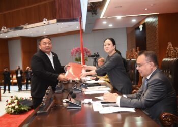 Anggota Fraksi PDIP, I Nyoman Patra saat menyerahkan dokumen pandangan PDIP kepada Ketua DPR RI Puan Maharani. -IST/BALITOPIK.COM