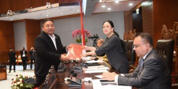 Anggota Fraksi PDIP, I Nyoman Patra saat menyerahkan dokumen pandangan PDIP kepada Ketua DPR RI Puan Maharani. -IST/BALITOPIK.COM