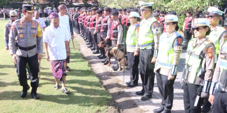 Gubernur Bali Wayan Koster saat memantau kesiapan pengamanan Nyepi dan Idul Fitri 2026. -BALITOPIK.COM