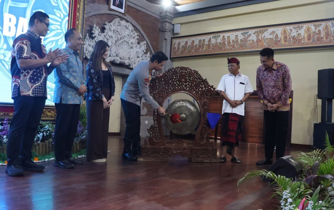 Kapolda Bali, Daniel Adityajaya saat meluncurkan Website Cakrawasi, Command Center Cakrawasi, serta Galeri Mandala Krisna Ditintelkam di Gedung Presisi Polda Bali. -BALITOPIK.COM