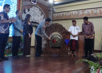 Kapolda Bali, Daniel Adityajaya saat meluncurkan Website Cakrawasi, Command Center Cakrawasi, serta Galeri Mandala Krisna Ditintelkam di Gedung Presisi Polda Bali. -BALITOPIK.COM